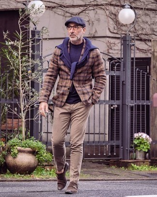 С чем носить коричневый шерстяной пиджак за 50 лет мужчине в стиле смарт-кэжуал: Коричневый шерстяной пиджак и светло-коричневые брюки чинос — хороший выбор для приверженцев стиля smart casual. Хотел бы добавить в этот наряд немного нарядности? Тогда в качестве дополнения к этому образу, выбери коричневые замшевые монки с двумя ремешками.