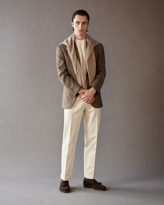 Как носить классические брюки с лоферами с кисточками: Коричневый пиджак выглядит выигрышно в тандеме с классическими брюками. Великолепно сюда подойдут лоферы с кисточками.