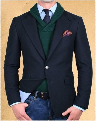 Как носить классическую рубашку с свитером с отложным воротником в 30 лет в стиле смарт-кэжуал: Свитер с отложным воротником и классическая рубашка позволят создать выразительный мужской лук.