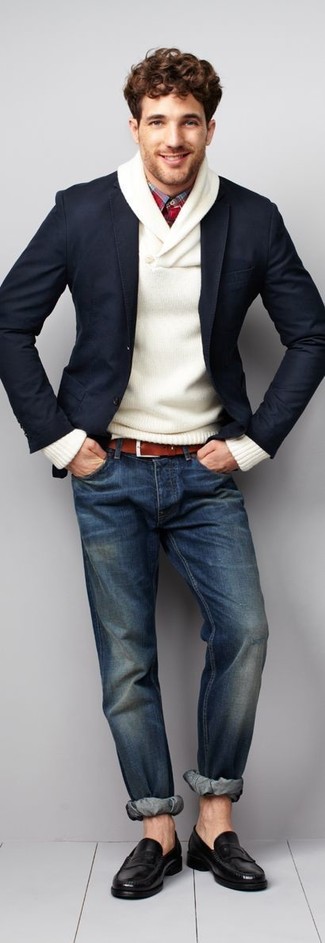 Какие лоферы носить с темно-синим пиджаком мужчине в теплую погоду: Если не представляешь, что надеть на учебу или на работу, темно-синий пиджак и темно-синие джинсы — отличный вариант. Хотел бы сделать образ немного элегантнее? Тогда в качестве дополнения к этому луку, обрати внимание на лоферы.