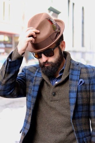 С чем носить темно-синий пиджак в шотландскую клетку в 30 лет мужчине в стиле смарт-кэжуал: Сочетание темно-синего пиджака в шотландскую клетку и коричневого свитера с отложным воротником поможет выразить твою индивидуальность и выделиться из серой массы.