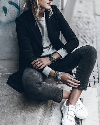 Какие свитшоты носить с белыми низкими кедами в 30 лет женщине: Дуэт свитшота и черных джинсов поможет воплотить в твоем луке современный городской стиль. Ты сможешь легко адаптировать такой наряд к повседневным условиям городской жизни, закончив его белыми низкими кедами.