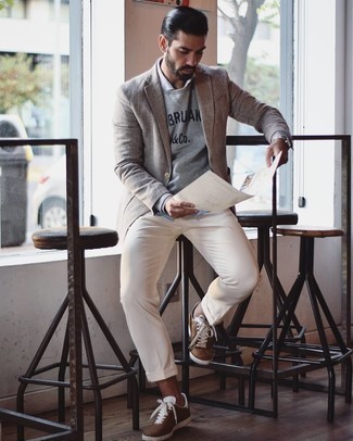 Как носить бежевый льняной пиджак с бежевыми классическими брюками мужчине: Бежевый льняной пиджак в сочетании с бежевыми классическими брюками позволит примерить на себя строгий деловой стиль. Создать выразительный контраст с остальными предметами из этого образа помогут коричневые низкие кеды из плотной ткани.