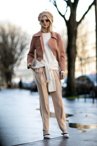 Модный лук: светло-коричневый шерстяной пиджак, белый свободный свитер, бежевые брюки-галифе, бежевые кожаные туфли