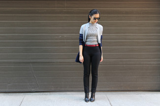 Какие джинсы носить с серым пиджаком женщине в стиле смарт-кэжуал: Серый пиджак и джинсы — великолепный выбор, если ты ищешь раскованный, но в то же время стильный ансамбль. В паре с этим образом великолепно будут смотреться черные кожаные ботильоны.