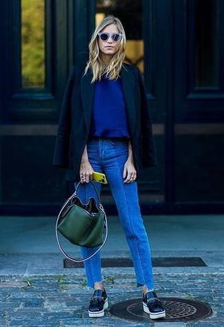 С чем носить темно-бирюзовую сумку в 30 лет женщине: Если ты ценишь комфорт и функциональность, темно-синий пиджак и темно-бирюзовая сумка — замечательный вариант для привлекательного наряда на каждый день. Закончив образ черными кожаными лоферами, можно привнести в него немного кокетства.