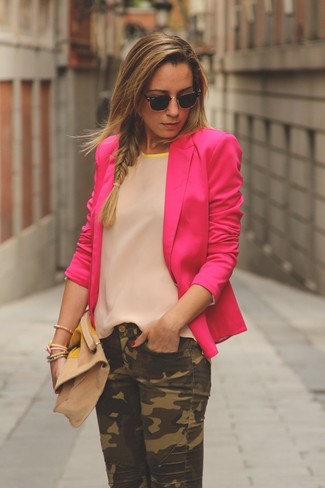 Модный лук: ярко-розовый пиджак, бежевый шелковый топ без рукавов, оливковые джинсы с камуфляжным принтом, бежевый замшевый клатч