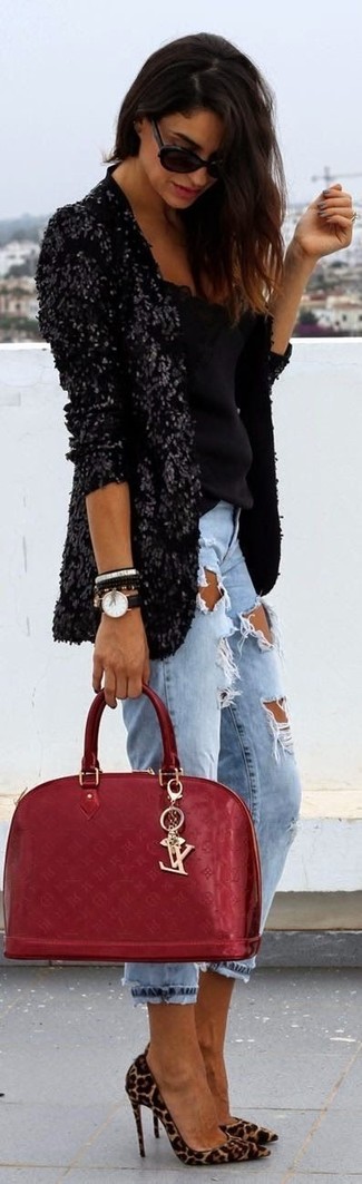 Модный лук: черный пиджак с пайетками, черный топ без рукавов, голубые рваные джинсы-бойфренды, светло-коричневые замшевые туфли с леопардовым принтом