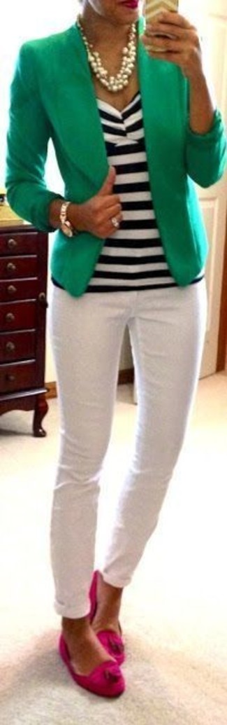 Модный лук: зеленый пиджак, бело-черный топ без рукавов в горизонтальную полоску, белые джинсы скинни, ярко-розовые замшевые лоферы с кисточками