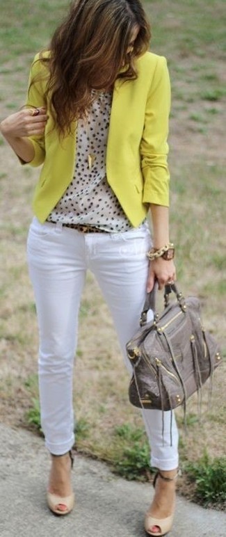 С чем носить белые джинсы скинни в 30 лет: Желтый пиджак и белые джинсы скинни — уместное решение и для вечерних вылазок с подружками, и для дневных прогулок на выходных. Бежевые кожаные туфли с вырезом — беспроигрышный вариант, чтобы дополнить образ.