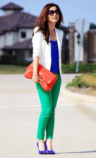 С чем носить зеленые джинсы скинни: Белый пиджак в сочетании с зелеными джинсами скинни поможет подчеркнуть твою индивидуальность и выгодно выделиться из общей массы. Синие замшевые туфли становятся прекрасным дополнением к твоему ансамблю.