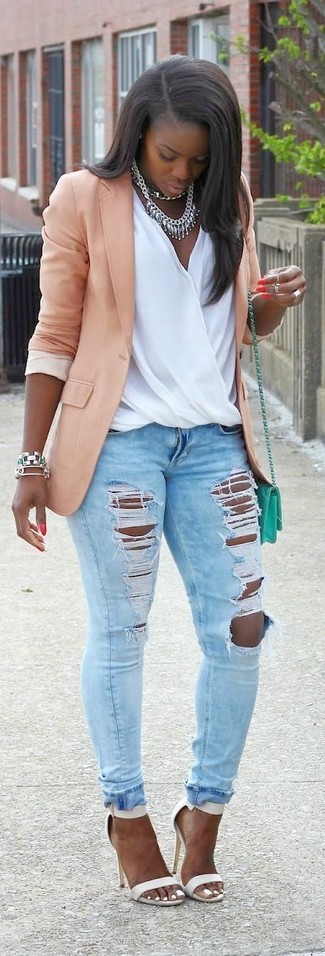 С чем носить ярко-розовый пиджак женщине: Если ты из той категории дам, которые любят выглядеть по моде, тебе придется по вкусу сочетание ярко-розового пиджака и голубых рваных джинсов скинни. Очень органично здесь смотрятся белые кожаные босоножки на каблуке.