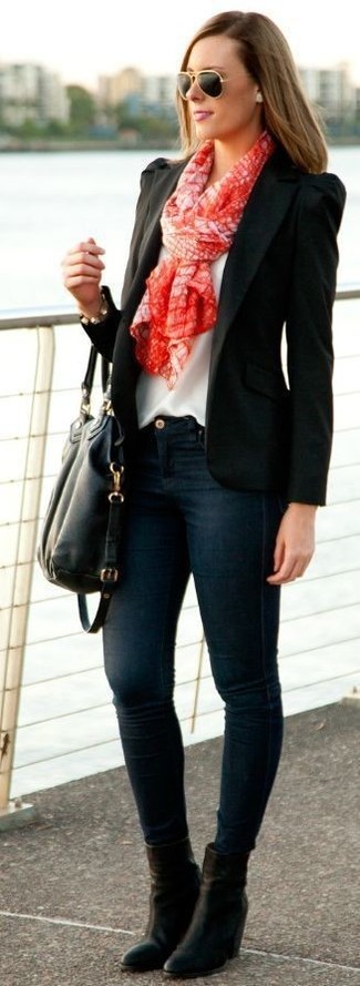 С чем носить темно-красный шарф женщине: Такое простое и практичное сочетание базовых вещей, как черный пиджак и темно-красный шарф, понравится дамам, которые любят проводить дни в постоянном движении. Черные кожаные ботильоны — хороший вариант, чтобы дополнить образ.