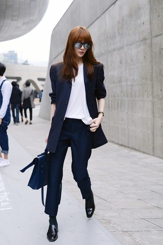 С чем носить темно-синие классические брюки в вертикальную полоску в 30 лет женщине: Темно-синий пиджак в вертикальную полоску и темно-синие классические брюки в вертикальную полоску стильно впишутся в лук в стиле casual. Что же до обуви, черные кожаные лоферы — наиболее приемлимый вариант.
