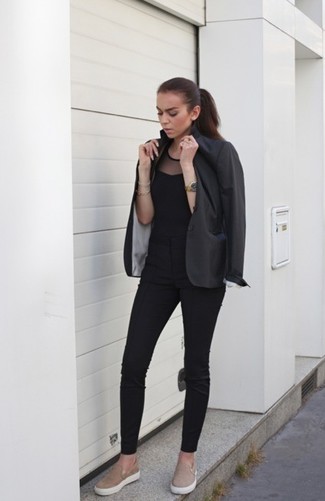 Как носить темно-серый пиджак с черными узкими брюками в стиле смарт-кэжуал: Темно-серый пиджак в сочетании с черными узкими брюками — замечательный вариант для создания ансамбля в стиле смарт-кэжуал. Не прочь поэкспериментировать? Дополни наряд светло-коричневыми замшевыми слипонами.