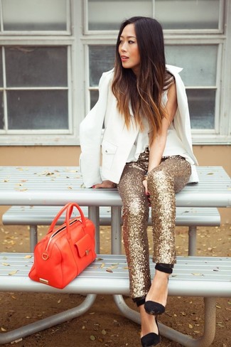 С чем носить золотые брюки женщине: Белый пиджак и золотые брюки — обязательные вещи в гардеробе барышень с чувством стиля. Черные замшевые туфли гармонично дополнят этот наряд.