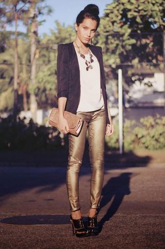 С чем носить золотые брюки женщине: Сочетание черного пиджака и золотых брюк — прекрасный пример современного стиля в большом городе. Черные кожаные ботильоны становятся замечательным завершением твоего образа.