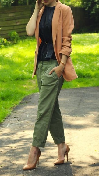 С чем носить светло-коричневый пиджак женщине: Сочетание светло-коричневого пиджака и оливковых брюк чинос позволит добиться ощущения "элегантной свободы". Отлично здесь будут выглядеть светло-коричневые кожаные туфли.