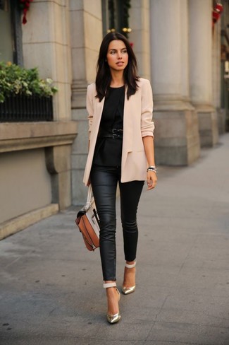 Модный лук: бежевый пиджак, черный топ с баской, черные кожаные джинсы скинни, золотые кожаные туфли