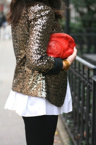 Модный лук: золотой пиджак с пайетками, белый топ с баской, черные леггинсы, красный кожаный клатч