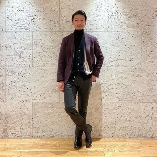 С чем носить пурпурный пиджак мужчине: Любишь выглядеть престижно? Тогда тандем пурпурного пиджака и черных кожаных брюк чинос ориентировано как раз на тебя. Боишься выглядеть несерьезно? Дополни этот лук черными кожаными ботинками челси.