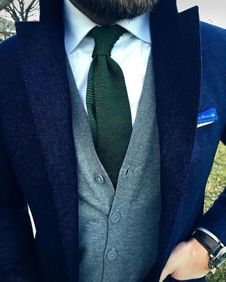 С чем носить темно-зеленый вязаный галстук в 30 лет мужчине осень в деловом стиле: Несмотря на то, что это достаточно сдержанный лук, тандем темно-синего шерстяного пиджака и темно-зеленого вязаного галстука всегда будет по душе стильным мужчинам, непременно пленяя при этом сердца представительниц прекрасного пола. Привлекательный осенний образ, подобный этому — один из самых легких способов поднять себе настроение и зарядиться энергией.
