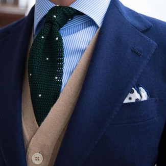 С чем носить темно-зеленый вязаный галстук мужчине осень в деловом стиле: Темно-синий пиджак в паре с темно-зеленым вязаным галстуком поможет создать выразительный мужской лук. Уверены, это крутая идея в хмурую осеннюю погоду.