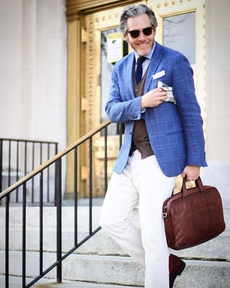 С чем носить синий пиджак в шотландскую клетку за 40 лет мужчине в стиле смарт-кэжуал: Синий пиджак в шотландскую клетку в сочетании с белыми брюками чинос позволит выразить твой личный стиль и выгодно выделиться из общей массы.