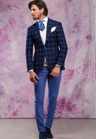 С чем носить темно-сине-белый галстук в 20 лет мужчине осень в деловом стиле: Темно-синий шерстяной пиджак в клетку и темно-сине-белый галстук — отличный пример элегантного мужского стиля в одежде. Что же до обуви, дополни образ темно-синими замшевыми лоферами с кисточками. Несомненно, такой лук будет выглядеть прекрасно в погожий осенний день.