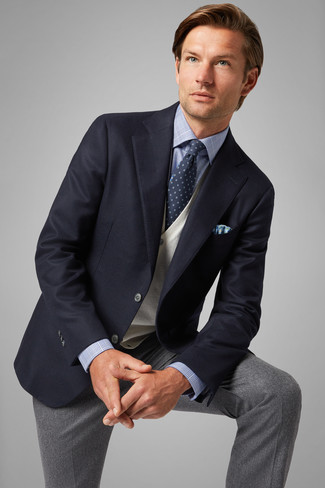 Как носить голубую классическую рубашку с темно-серыми классическими брюками мужчине: Голубая классическая рубашка и темно-серые классические брюки помогут составить элегантный мужской лук.