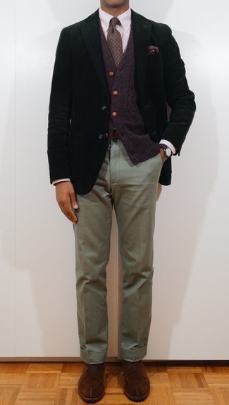 С чем носить темно-зеленый бархатный пиджак мужчине: Темно-зеленый бархатный пиджак в сочетании с мятными брюками чинос поможет составить стильный, и в то же время мужественный образ. Хотел бы добавить в этот наряд немного нарядности? Тогда в качестве дополнения к этому луку, стоит обратить внимание на коричневые замшевые туфли дерби.