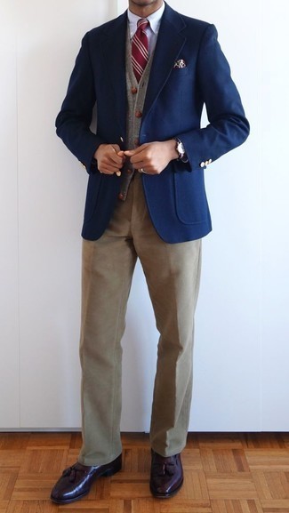 С чем носить темно-синий пиджак в 30 лет мужчине в стиле смарт-кэжуал: Если ты приписываешь себя к той немногочисленной категории джентльменов, способных разбираться в том, что стильно, а что нет, тебе подойдет сочетание темно-синего пиджака и светло-коричневых вельветовых брюк чинос. Боишься выглядеть неаккуратно? Закончи этот ансамбль темно-красными кожаными лоферами с кисточками.