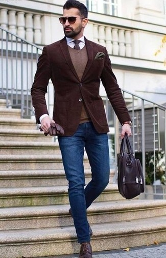 Как носить коричневый пиджак с темно-синими джинсами мужчине в теплую погоду: Если ты принадлежишь к той немногочисленной группе парней, которые каждый день одеваются безукоризненно, тебе придется по вкусу дуэт коричневого пиджака и темно-синих джинсов. Не прочь сделать лук немного элегантнее? Тогда в качестве обуви к этому образу, обрати внимание на темно-пурпурные кожаные туфли дерби.