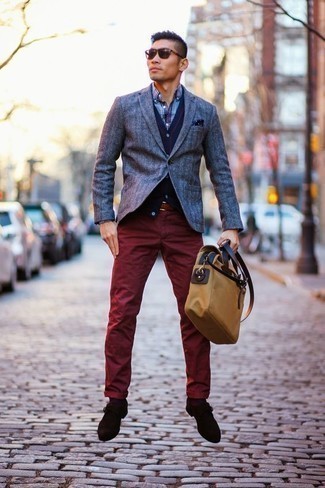 С чем носить темно-синий шерстяной пиджак мужчине в стиле смарт-кэжуал: Темно-синий шерстяной пиджак в сочетании с темно-красными брюками чинос позволит выразить твой индивидуальный стиль и выгодно выделиться из общей массы. Хотел бы привнести в этот лук нотку классики? Тогда в качестве дополнения к этому образу, стоит обратить внимание на темно-коричневые замшевые монки.
