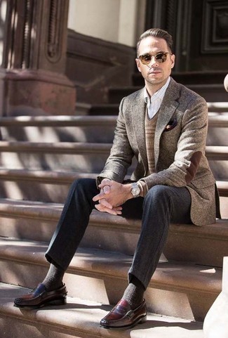Как носить темно-коричневый шерстяной пиджак с серыми классическими брюками за 40 лет мужчине осень в деловом стиле: Несмотря на то, что это весьма сдержанный лук, тандем темно-коричневого шерстяного пиджака и серых классических брюк всегда будет нравиться джентльменам, но также пленяет при этом сердца прекрасных дам. Вкупе с этим луком удачно будут смотреться темно-красные кожаные лоферы. нескучный.u1 и модный лук — это то, что тебе нужно в унылый осенний день.