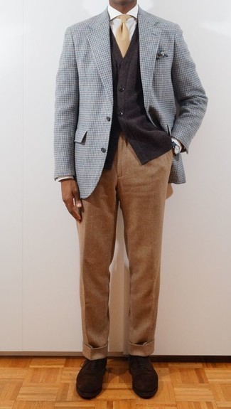 Какие оксфорды носить с темно-серым трикотажным жилетом в 30 лет в деловом стиле: Темно-серый трикотажный жилет и светло-коричневые классические брюки — великолепный пример изысканного мужского стиля. Пара оксфордов гармонично интегрируется в этот лук.