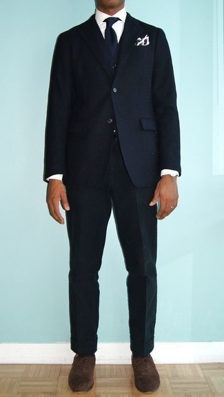 С чем носить темно-коричневые замшевые оксфорды: Темно-синий пиджак и темно-зеленые классические брюки — отличный пример строгого мужского стиля в одежде. В тандеме с этим луком наиболее гармонично будут выглядеть темно-коричневые замшевые оксфорды.