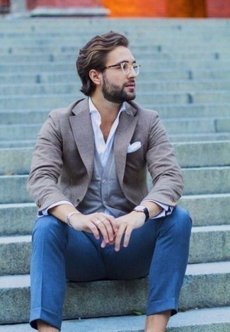 С чем носить серый пиджак мужчине в теплую погоду: Образ из серого пиджака и синих брюк чинос поможет воплотить в твоем луке городской стиль современного мужчины.