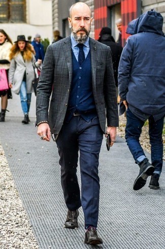 Какие оксфорды носить с синими классическими брюками за 50 лет: Несмотря на то, что этот лук выглядит достаточно выдержанно, дуэт темно-серого пиджака в шотландскую клетку и синих классических брюк является постоянным выбором современных джентльменов, непременно покоряя при этом сердца представительниц прекрасного пола. Любишь экспериментировать? Закончи лук оксфордами.