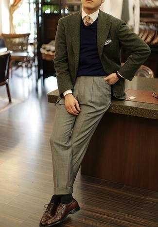 С чем носить светло-коричневый галстук с принтом мужчине: Сочетание темно-зеленого пиджака и светло-коричневого галстука с принтом позволит создать модный классический образ. Темно-красные кожаные туфли дерби — великолепный вариант, чтобы дополнить образ.