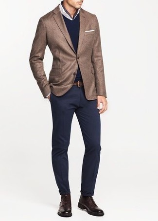 Какие классические рубашки носить с светло-коричневым пиджаком мужчине осень: Светло-коричневый пиджак в сочетании с классической рубашкой позволит создать стильный и мужественный образ. Создать стильный контраст с остальными элементами этого ансамбля помогут темно-коричневые кожаные повседневные ботинки. Это классный образ, который идеально подойдет для прохладной осенней погоды.