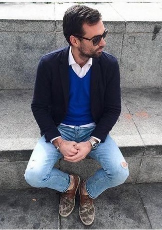 С чем носить светло-коричневые туфли дерби в теплую погоду: Темно-синий пиджак и голубые рваные джинсы — прекрасный образ, если ты ищешь простой, но в то же время стильный мужской образ. Хочешь привнести сюда немного строгости? Тогда в качестве дополнения к этому образу, выбери светло-коричневые туфли дерби.