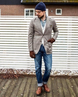 Как носить темно-синие джинсы с коричневыми повседневными ботинками в 30 лет мужчине в прохладную погоду: Сочетание бежевого пиджака в шотландскую клетку и темно-синих джинсов продолжает импонировать джентльменам, которые любят одеваться по моде. Почему бы не добавить в повседневный образ немного консерватизма с помощью коричневых повседневных ботинок?