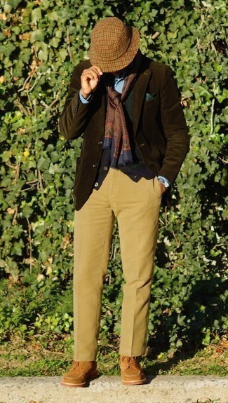 С чем носить вельветовую куртку в 30 лет мужчине осень в деловом стиле: Несмотря на то, что этот образ выглядит достаточно выдержанно, образ из вельветовой куртки и светло-коричневых классических брюк неизменно нравится джентльменам, неизбежно пленяя при этом дамские сердца. Подбирая обувь, можно немного поэкспериментировать и дополнить ансамбль светло-коричневыми замшевыми повседневными ботинками. Чем не отличный образ на осень?