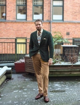 Как носить темно-зеленый пиджак с светло-коричневыми классическими брюками мужчине в деловом стиле: Темно-зеленый пиджак и светло-коричневые классические брюки позволят создать незабываемый мужской лук. Темно-красные кожаные лоферы станут великолепным дополнением к твоему образу.