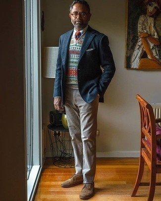 С чем носить разноцветный свитер за 50 лет мужчине в стиле смарт-кэжуал: Если ты принадлежишь к той редкой категории парней, ориентирующихся в модных тенденциях, тебе придется по душе тандем разноцветного свитера и серых брюк чинос. Хочешь сделать лук немного строже? Тогда в качестве обуви к этому образу, выбери коричневые замшевые броги.