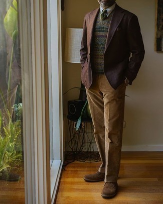 Как носить классические брюки с ботинками дезертами за 50 лет в стиле смарт-кэжуал: Темно-коричневый шерстяной пиджак выглядит великолепно в тандеме с классическими брюками. Почему бы не добавить в этот образ толику легкости с помощью ботинок дезертов?