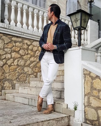 Как носить топсайдеры с классической рубашкой за 40 лет: Образ из классической рубашки и белых джинсов смотрится очень привлекательно, разве не так? Любишь незаурядные сочетания? Можешь дополнить свой лук топсайдерами.