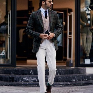 С чем носить черный галстук мужчине в стиле смарт-кэжуал: Ты будешь выглядеть выше всяких похвал в темно-зеленом пиджаке в шотландскую клетку и черном галстуке. Такой образ легко приспособить к повседневным нуждам, если надеть в паре с ним темно-коричневые кожаные ботинки дезерты.