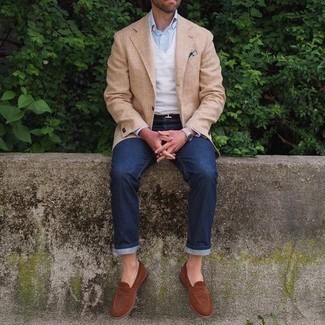 С чем носить бежевый пиджак в 30 лет мужчине в стиле смарт-кэжуал: Скопировать такой лук из бежевого пиджака и темно-синих джинсов легко, главное - помнить о важности пропорций. Очень удачно здесь выглядят коричневые замшевые лоферы.